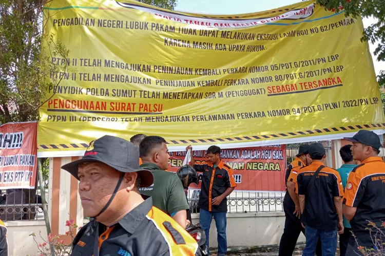 Aksi massa SPP PTPN2 di PN Lubuk Pakam. (Ist)
