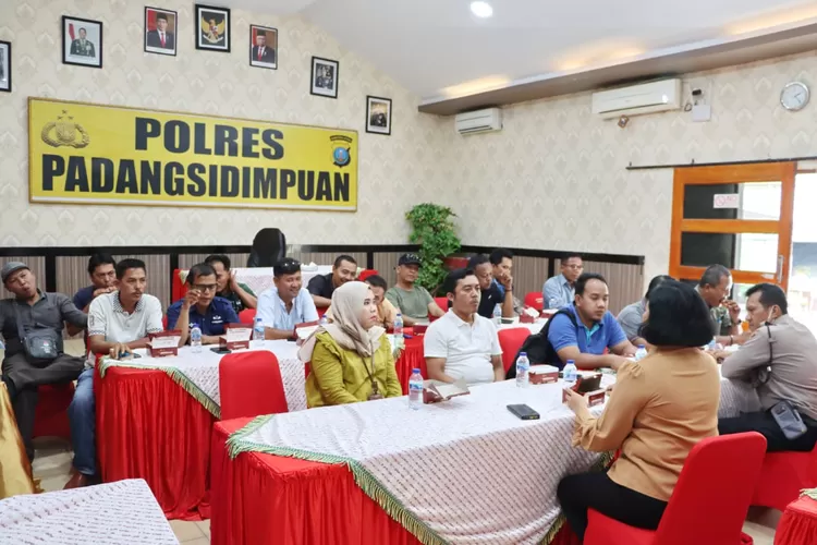 Kenal pamit Kasi Humas Polres Padang Sidempuan dari AKP. Maria Marpaung, SE, MM digantikan Pelaksana Tugas (Plt) Kasi Humas yang baru AKP. Lindung Sihalaho, SH, Rabu (4/1/2023).(Foto : Realitasonline / Riswandy)