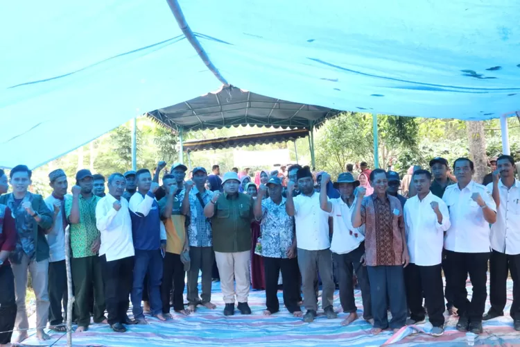 Bupati Tapsel H Dolly Pasaribu, bersama warga Desa Sampean, Kecamatan Sipirok Kabupaten Tapsel, usai menyerahkan secara simbolis bibit kopi dan ternak ayam, untuk kelompok masyarakat, Rabu (28/12/2022). (Realitasonline / Riswandy)