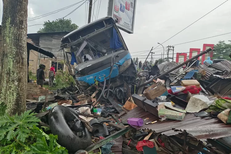Bengkel warga porak poranda diseruduk  Bus Damri mengalami kerugian materil