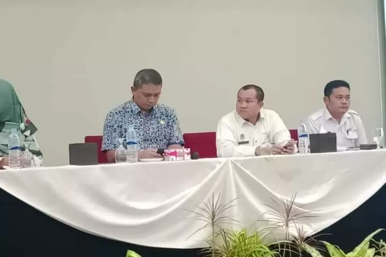 Kadis Dukcapil Misran Sihaloho (tengah) bersama Kadisdik Yudi Hilmawan (paling kiri)