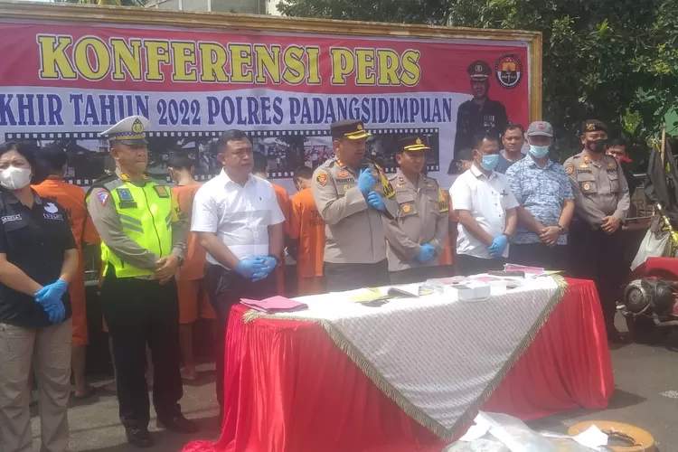 Kapolres Padang Sidempuan AKBP Dwi Prasetyo Wibowo memaparkan terkait kinerja selama tahun 2022.(Foto : Realitasonline/Riswandy)