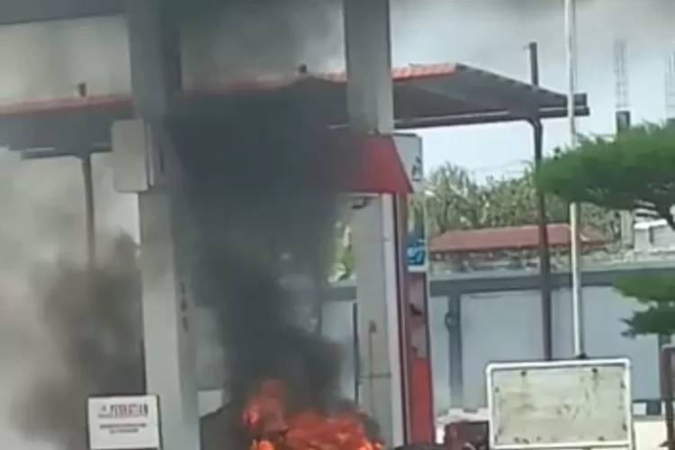 Kebakaran di SPBU Galinda Galang. (realitasonline/Ist)