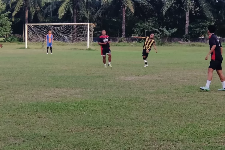pemain random FC saat bertarung dilapangam dengan Pemain Dandim 0204 DS pada pertandingan (Muhammad Fadly )