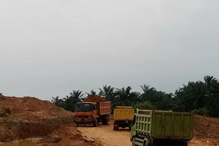 Truk-truk cold diesel saat akan memuat material hasil dari Galian C di Wampu Langkat