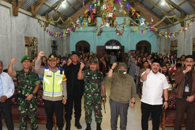 Kapolres Tapsel bersama Bupati dan Forkopimda Tapsel, menggelar patroli dan tinjau sejumlah Gereja di. (Foto : Realitasonline / Riswandy)  