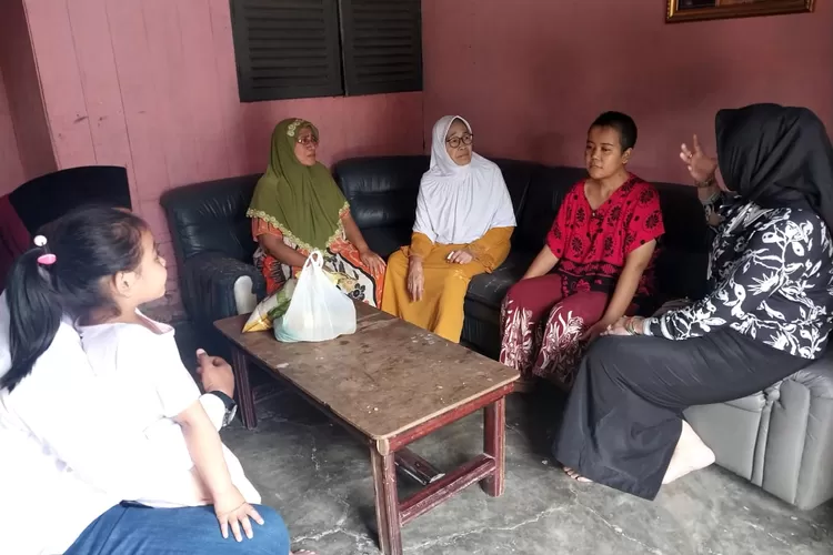 Sumiarni  (baju bunga-bunga merah) penderita kelenjar getah bening sudah lima tahun butuh bantuan pengobatan.