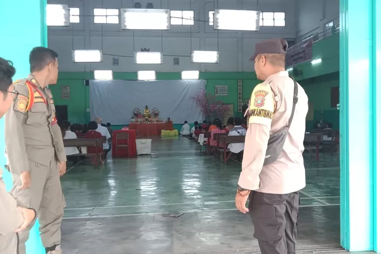 Personil Polres Padang Sidempuan melakukan pengamanan bagi warga Tionghoa jemaat Budha yang melaksanakan ritual Imlek 2574. (Foto : Realitasonline / Riswandy)