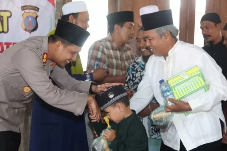Kapolres Tapsel AKBP. Imam Zamroni saat melaksanakan Jumat Curhat di usai sholat jumat di Mesjid  wilayah Hukum Polres Tapsel.(Foto : Realitasonline / Riswandy)