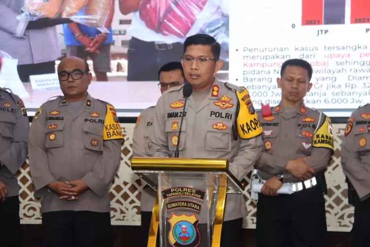 Kapolres Tapsel AKBP Imam Zamroni saat memaparkan raport kinerja Polres Tapsel selama tahun 2022. (Foto : Realitasonline / Riswandy)