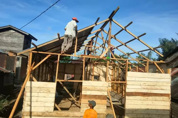 Kegiatan bedah rumah salah satu program kerakyatan Kosgoro 1957 
