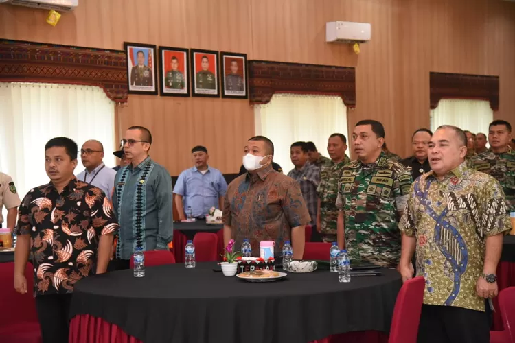 Bupati Tapsel H Dolly Pasaribu, hadiri sosialisasi rekrutmen personil Komcad Matra Darat tahun 2023 secara virtual di aula Makodim 0212/Tapanuli Selatan di Kota Padang Sidempuan. (Foto : Realitasonline / Riswandy)