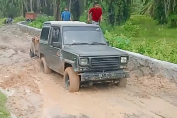 Kondisi badan jalan penghubung tiga dusun di Talungjoring Desa Bangun Sari bak kubangan kerbau. (Foto/HS)