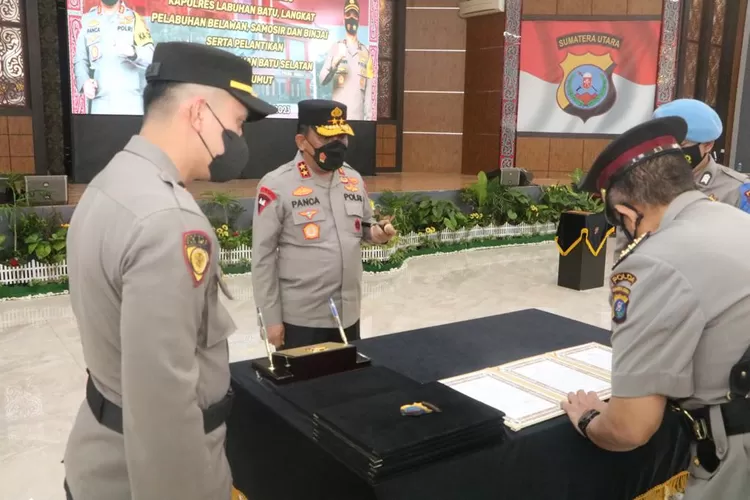 Saat penandatanaganan berita acara pergantian jabatan kapolres di Poldasu