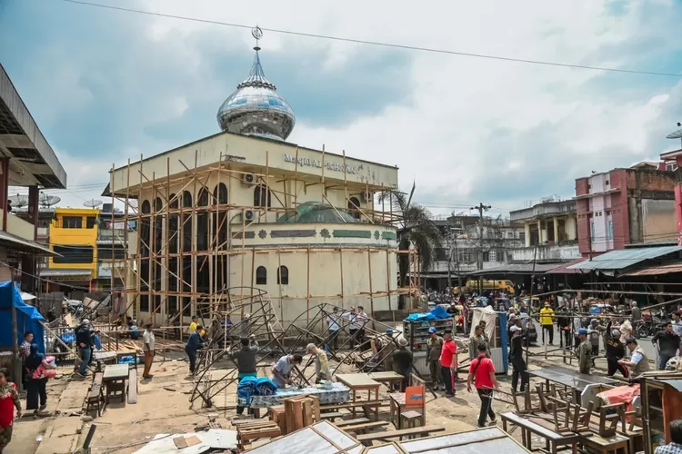 Segenap personil jajaran Pemko Padang Sidempuan saat membersihkan dan menertibkan lapak-lapak PKL di Kota Sidempuan. (Foto/ivan)