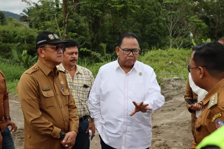 Ketua DPRD Sumut Baskami Ginting saat meninjau proyek jalan alternatif yang terkendala tiang PLN.