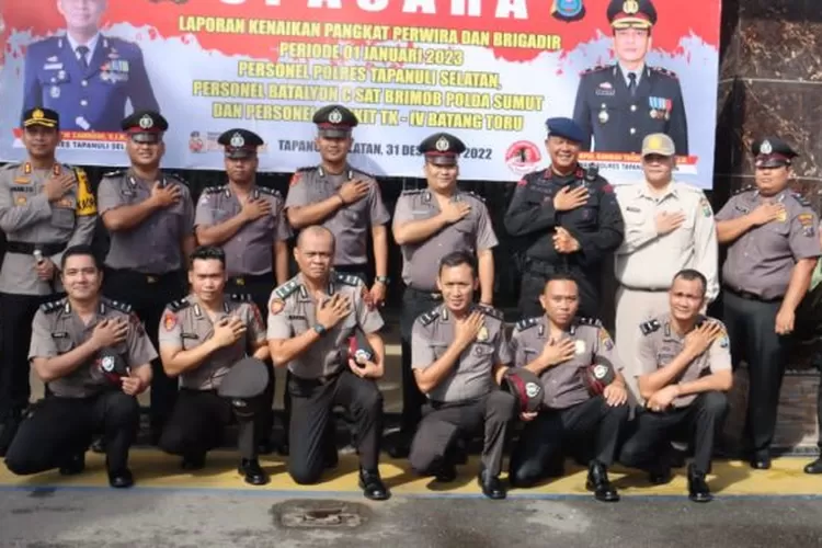 Personil yang naik pangkat foto bersama di halaman Mapolres Tapsel.(Foto : Realitasonline / Riswandy)