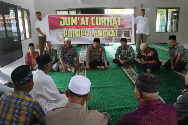 Kapolres Langkat berdiskusi dalam kegiatan jumat curhat usai melaksanakan sholat jumat. (Foto/hamka)