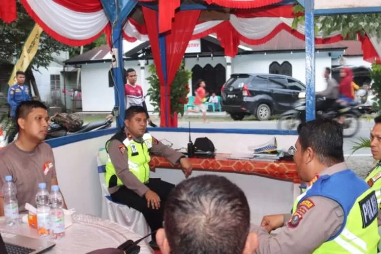 Kapolres Tapsel AKBP. Imam Zamroni memberi arakan kepada personil PAM Ops Lilin Toba 2022 di lokasi objek wisata alam Aek Sijorni. (Foto : Realitasonline/Riswandy)