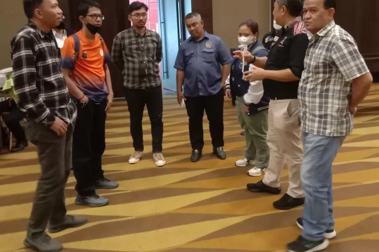 Staf Kemenpora Syarif Syaifulloh, EO Didit Mahadi Kabar, Sekretaris SIWO Pusat Suryansyah dan Ketua SIWO PWI Sumut Johny Ramadhan Silalahi, meninjau venue Seminar Olahraga dan Rakernas SIWO di Medan.