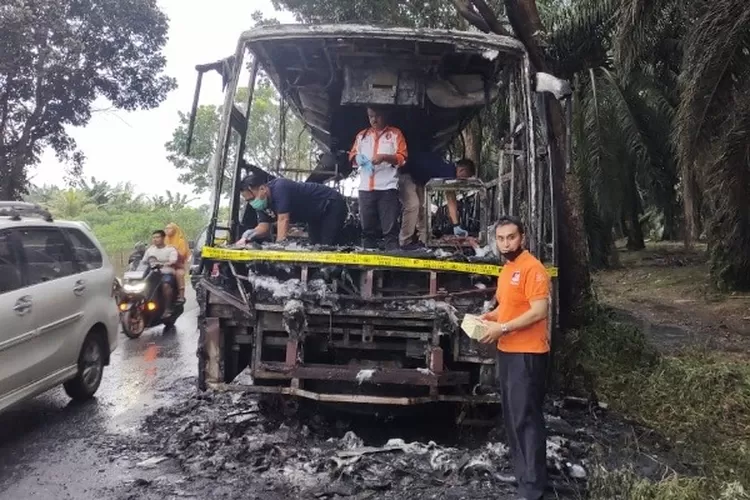 Bus Pelita Paradep habis terbakar di Jalinsum