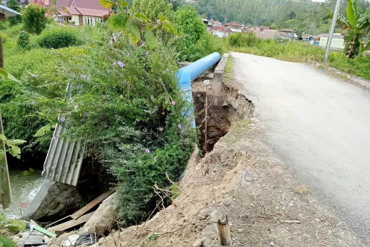 Jalur pipa air minum ancam keutuhan jalan di kenegerian Siualuompu. ( Foto/Realitasonline)