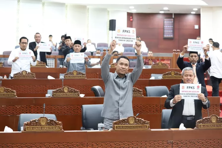 Pimpinan dan anggota Fraksi PKS mengancungkan poster betuliskan menolak Ongkos Naik Haji tahun 2023 sebesar Rp69 Juta.(foto/ist)