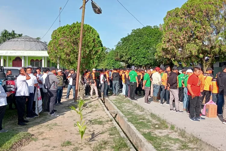 Anggota SPP berkumpul di kantor Afdeling sebelum ke areal HGU