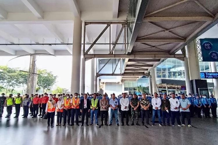 Para petugas pada cara penutupan Posko terpadu angkutan bandara Kualanamu. (foto: IW)