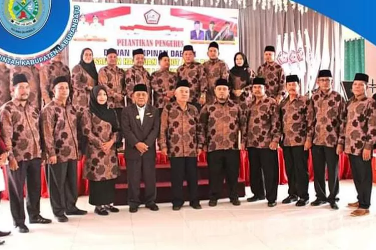 Pengurus DPD Parsadaan Hasibuan foto bersama usai pelantikan.