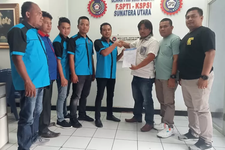 Sekretaris DPD F SPTI-K SPSI Sumut Rukun Sembiring menyerahkan SK kepengurusan DPC F SPTI - KSPSI Paluta.(foto : Realitasonline/ASR)