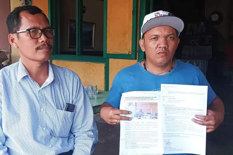 Santo Marpaung Pemilik UD Dainang Balige didamping Penasehat Hukumnya memberi Keterangan .