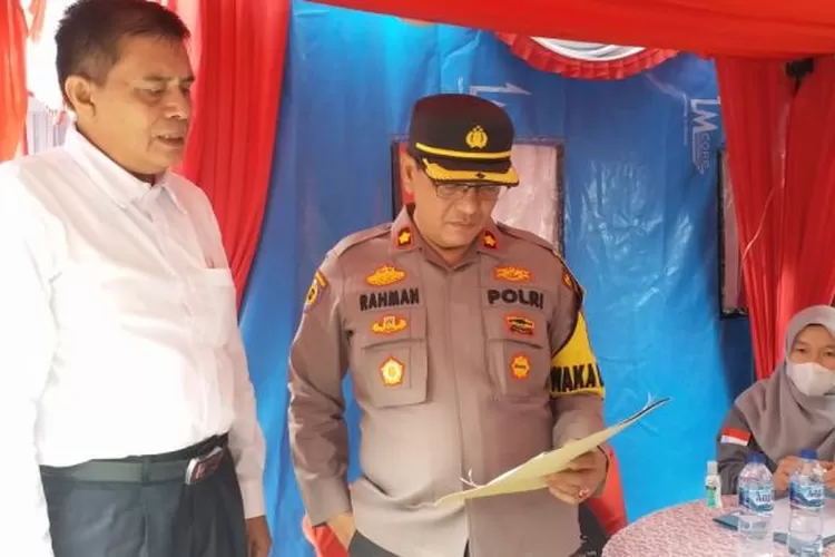 Wakapolres Tapsel Kompol Rahman Takdir Harahap mengecek data supir angkutan umum telah dites urine dilakukan Sat Resnarkoba Polres Tapsel. (Foto : Realitasonline / Riswandy)  