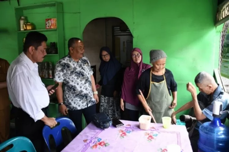 Pj Walikota Tebingtinggi saat mengunjungi warganya penderita pengecilan selaput otak