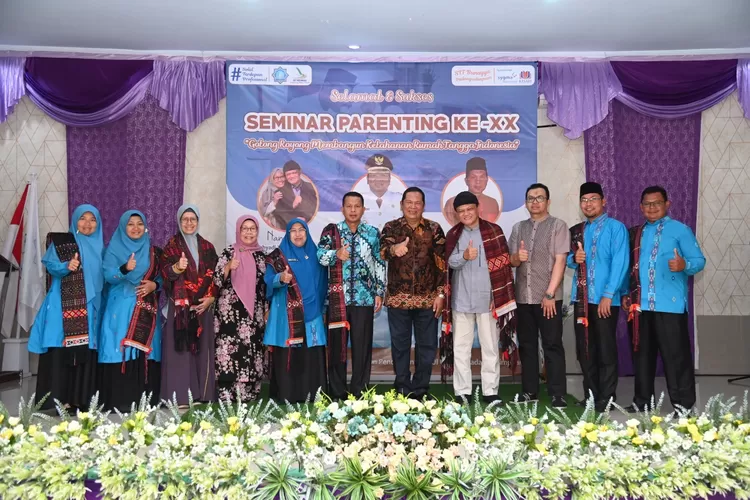 Walikota Padang Sidempuan Irsan foto bersama peserta seminar parenting ke-21