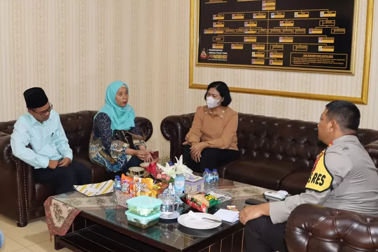 Kapolres Padang Sidempuan saat menerima kunjungan silaturrahmi Ketua PA Kota Padang Sidempuan Fadlah Mardiah Pulungan. (Foto : Realitasonline / Riswandy)