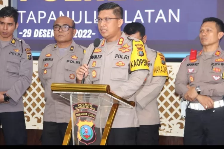 Kapolres Tapsel Imam Zamroni memberi saat memberi keterangan pers saat konferensi pers akhir tahun 2022.(Realitasonline.id/Riswansy))