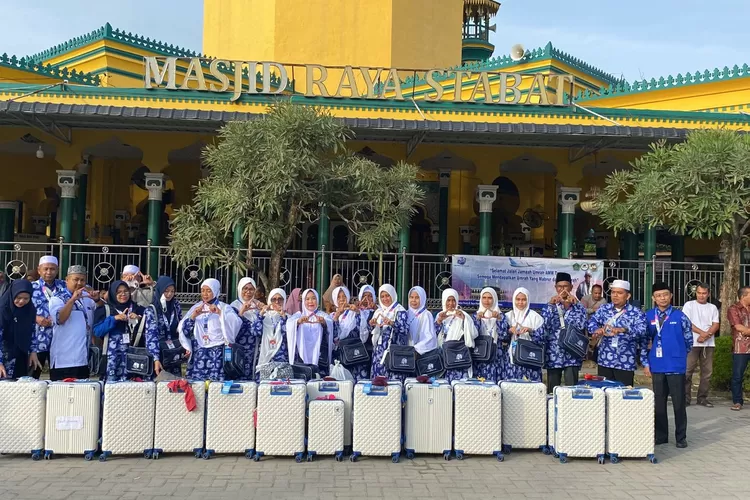 PT Trevel Aji Maju berangkatkan jemaah umroh. (Foto realitasonline.id/MA)