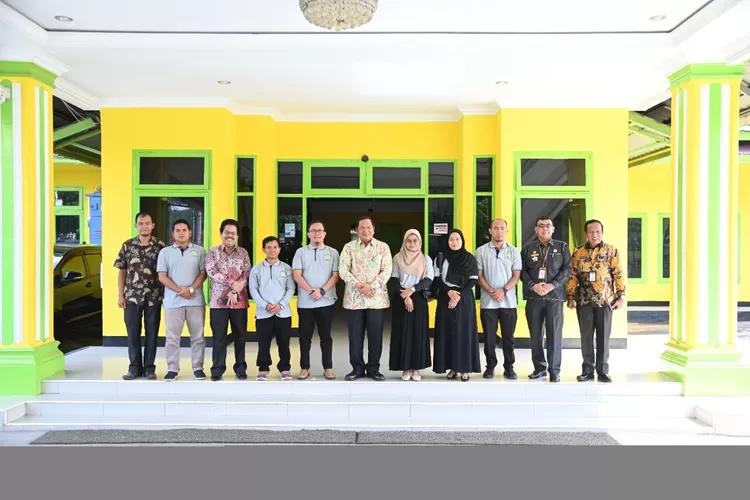 Walikota Padang Sidempuan foto bersama pengurus IKA UNRI