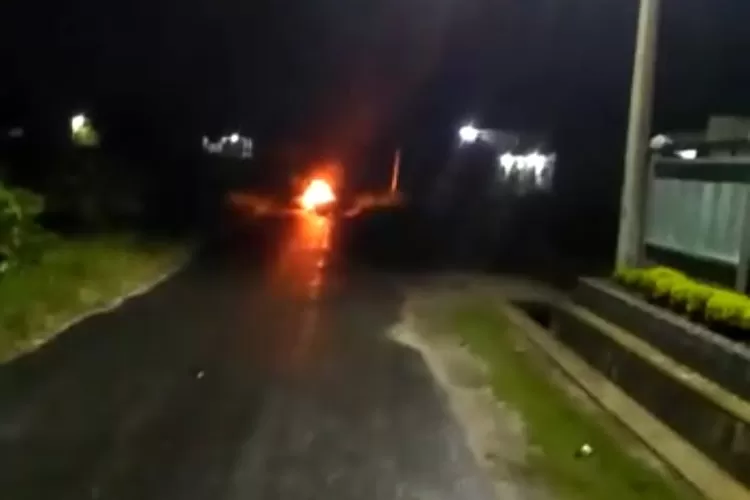  Vesva masih terbakar terlihat dari kejauhan diduga dibakar geng motor