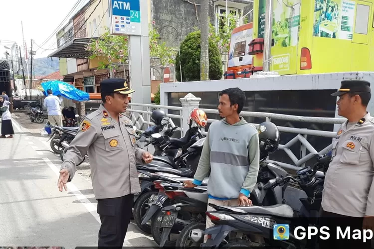 Waka Polres Padang Sidempuan Kompol Dr.Muhammad Firdaus menampung aspirasi dan keluhan Jukir di perparkiran di pusat perdagangan Pasar Sanggumpal Bonang. (Foto : Realitasonline / Riswandy)