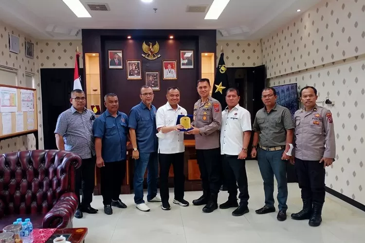 Ketua PWI Sumut H Farianda Putra Sinik SE menyerahkan plakat atas dedikasi dan komunikasi yang baik kepada Irjen Pol.Dr.Dadang Hartanto di ruang kerjanya. 