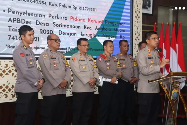 Kapolres Tapsel AKBP. Imam Zamroni beri paparan saat konferensi pers akhir tahun 2022. (Foto : Realitasonline / Riswandy)