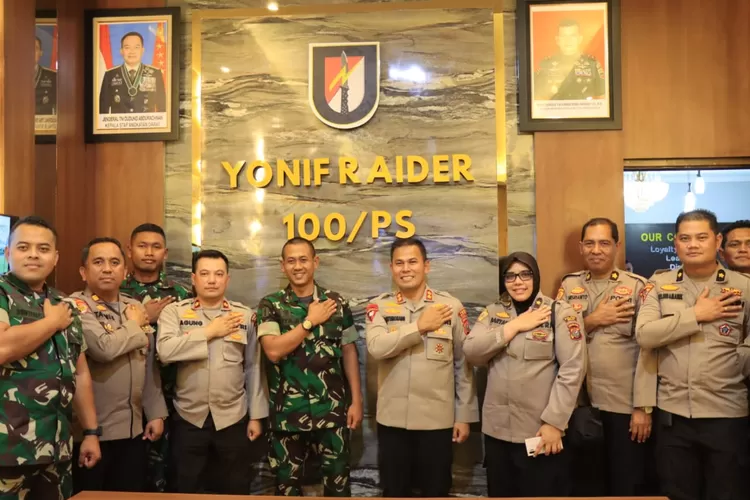 Kapolres Binjai foto bersama Danyon Raider 100/PS saat berkunjung ke Markas Batalyon Raider 100/PS di Langkat