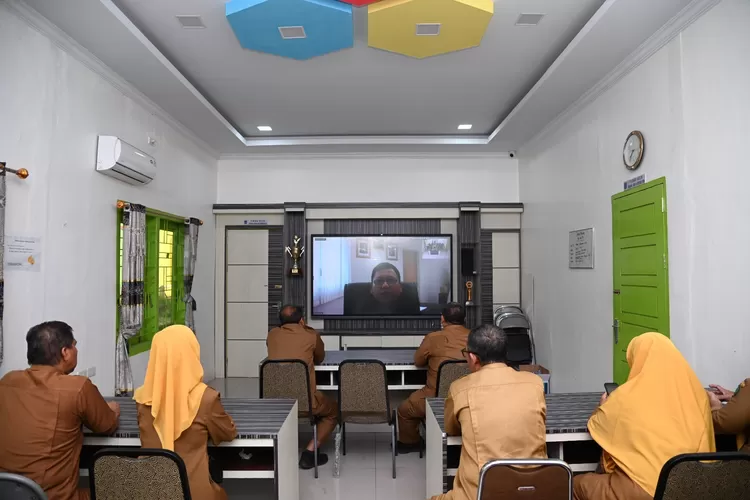 Jajaran Pemko Padang Sidempuan saat mengikuti zoom meeting dengan Dirjen Kesmas Kemenkes RI
