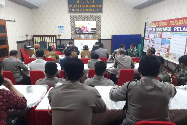 Kapolres Padang Sidempuan AKBP. Dwi Prasetyo Wibowo, SIK, diwakili Waka Polres Kompol Dr. Muhammad Firdaus, MH bersama jajaran TNI dan pengurus DPD PKB Pujakesuma nonton bareng pagelaran wayang kulit berlakon Wahyu Makuntharama secara live, di aula Mapolres Padang Sidempuan 'Teruslah Berbuat Baik' Jumat (3/2/2023) malam. (Foto: Realitasonline/Riswandy)