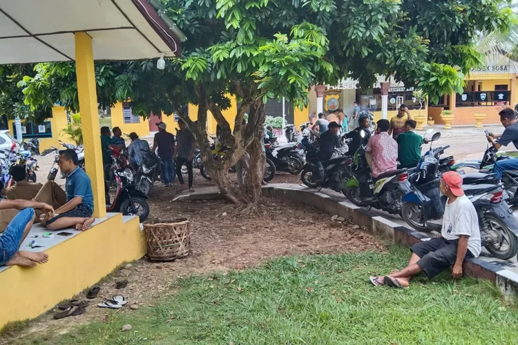 Puluhan warga desa Hutaraja Lamo kawal, empat warga yang dipanggil polisi. (realitasonline.id - Sofyan Siregar)