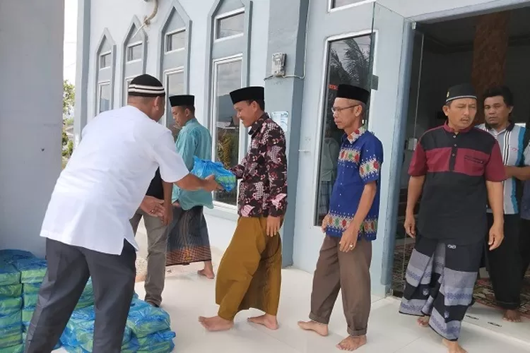 Jumat Berkah, Salim Fakhry Berbagi pada Masyarakat Agara