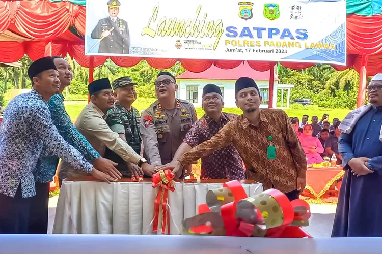 Plt Bupati Palas drg Ahmad Zarnawi Pasaribu, CHt, MM, MS.i, MH, Kapolres AKBP Indra Yanitra Irawan SIK, MS.i, menekan tombol pembuka menandai Launching perdana Satpas SIM Polres Palas, Jum'at (17/2). (realitasonline.id/Sofyan Siregar)