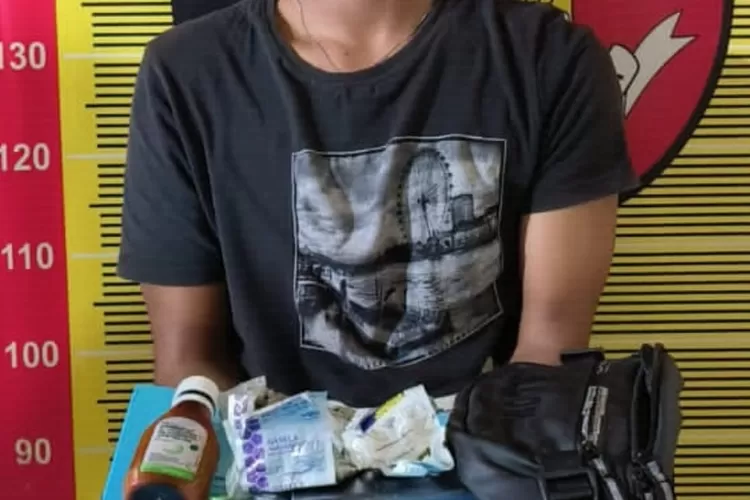 RN alias Anggi, seorang remaja di Kota Padang Sidempuan, diamankan Tim Reskrim Polres Padang Sidempuan, dalam kasus tindak pidana pencurian dengan kekerasan, Rabu (22/2/2023).(Foto ; Realitasonline / Riswandy)